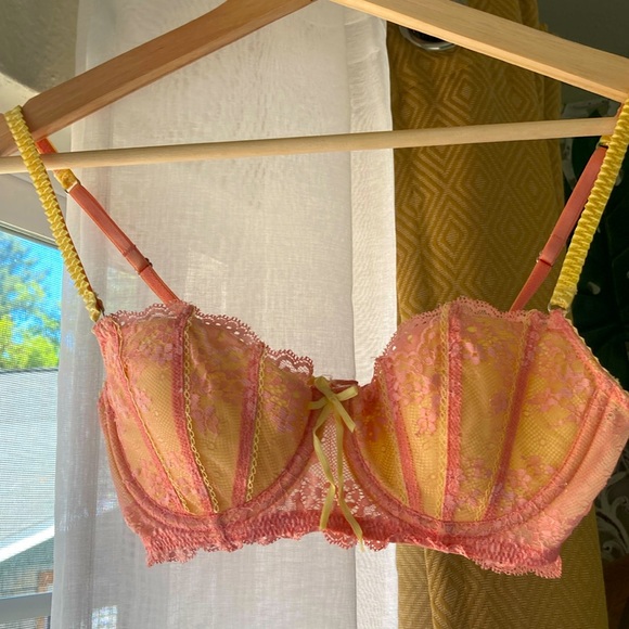 Women’s Elle Macpherson Dentelle lace in pink and pale yellow lace, size 34B - Picture 2 of 8